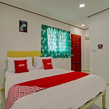 Hotel Capital O 90423 Teratai Chalet à Kampong Raja Extérieur photo