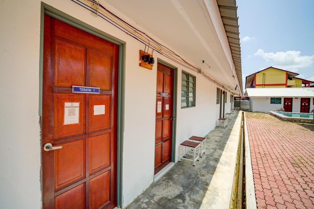 Hotel Capital O 90423 Teratai Chalet à Kampong Raja Extérieur photo
