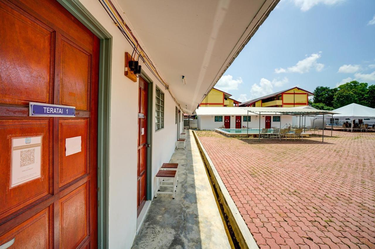 Hotel Capital O 90423 Teratai Chalet à Kampong Raja Extérieur photo
