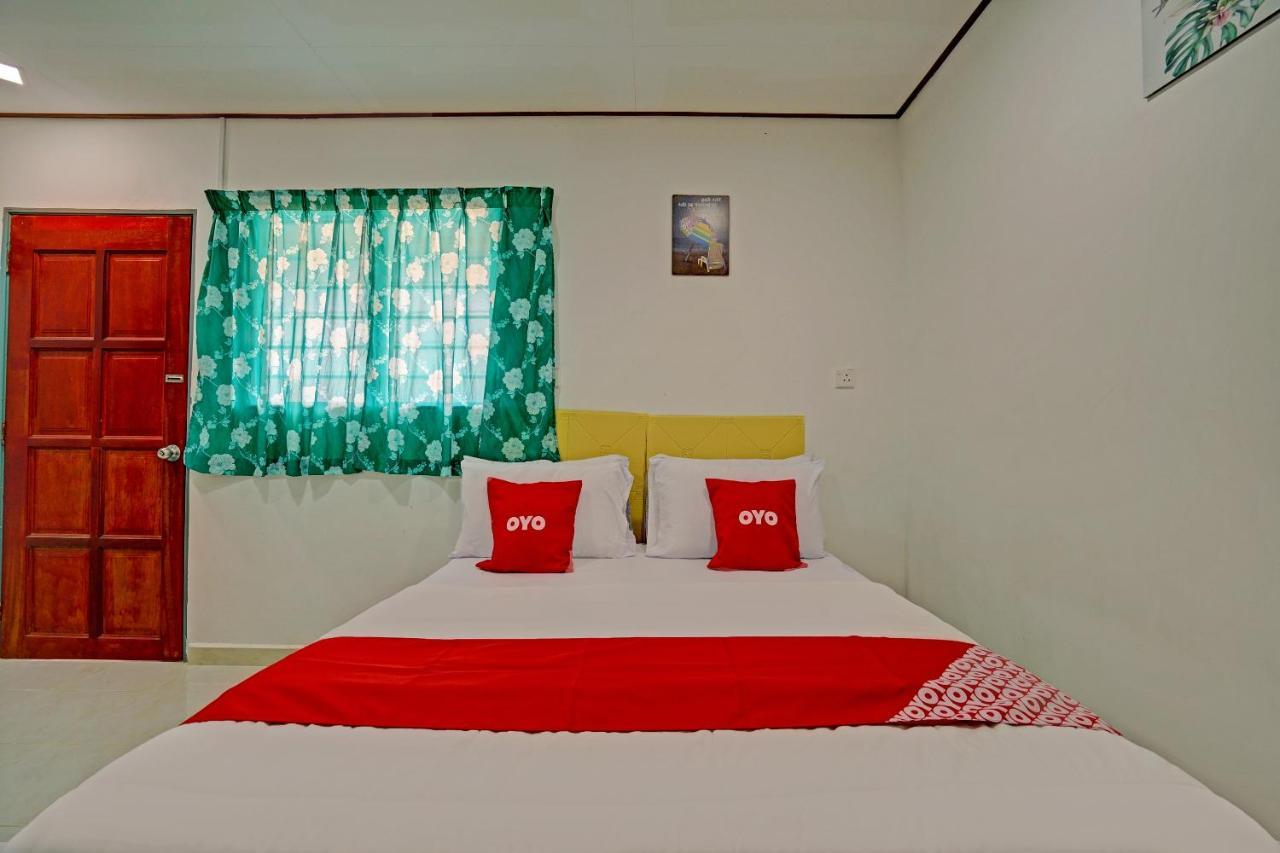 Hotel Capital O 90423 Teratai Chalet à Kampong Raja Extérieur photo