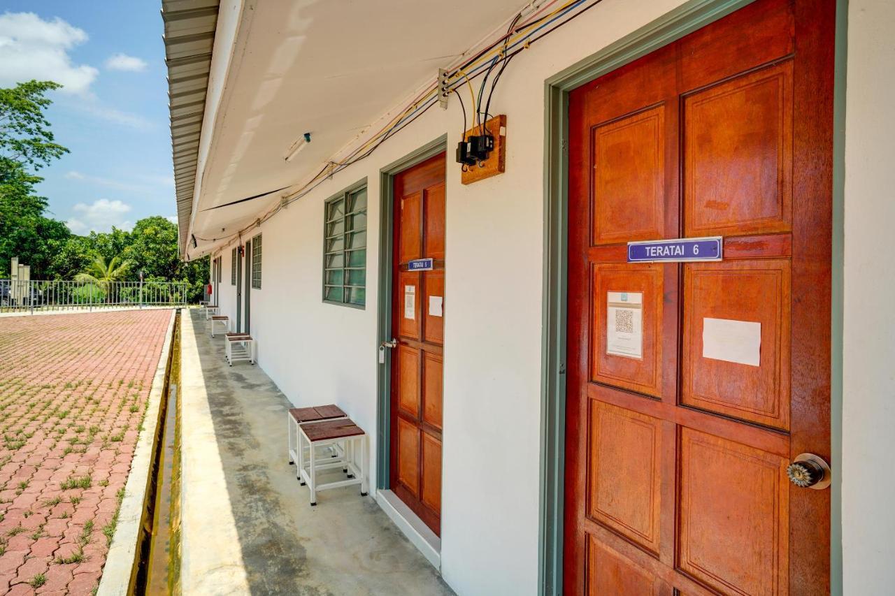 Hotel Capital O 90423 Teratai Chalet à Kampong Raja Extérieur photo