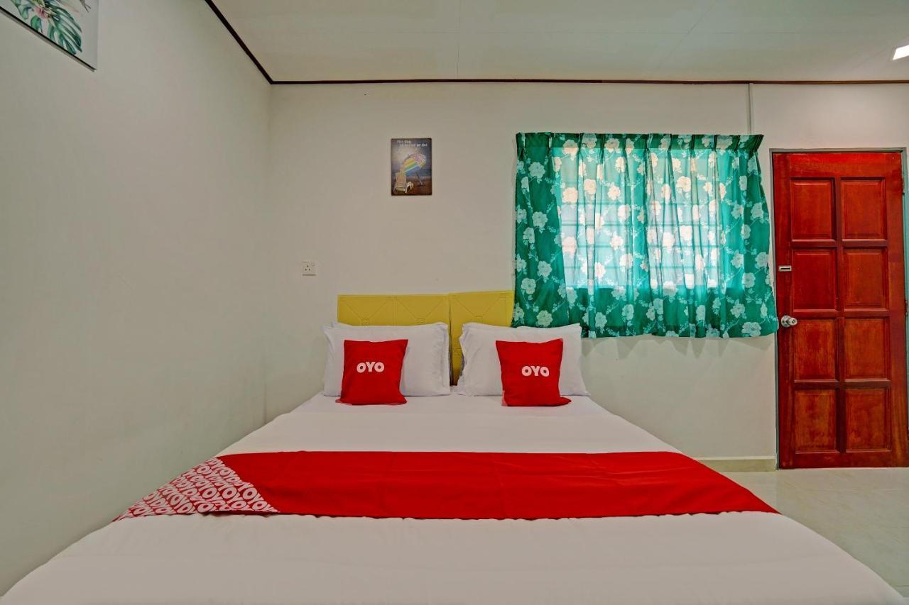 Hotel Capital O 90423 Teratai Chalet à Kampong Raja Extérieur photo